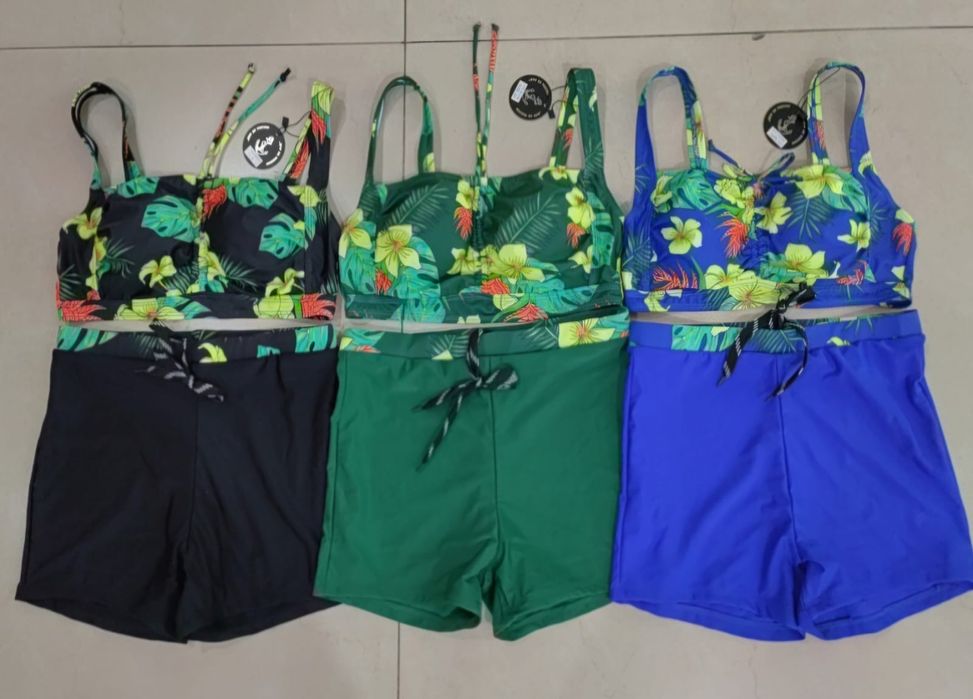 Vând costume de baie