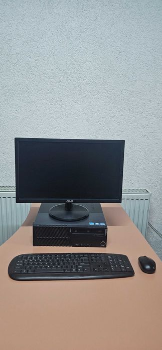 PC Lenovo ThinkCentre, format mic, Intel i5, 8 GB RAM, plus monitor