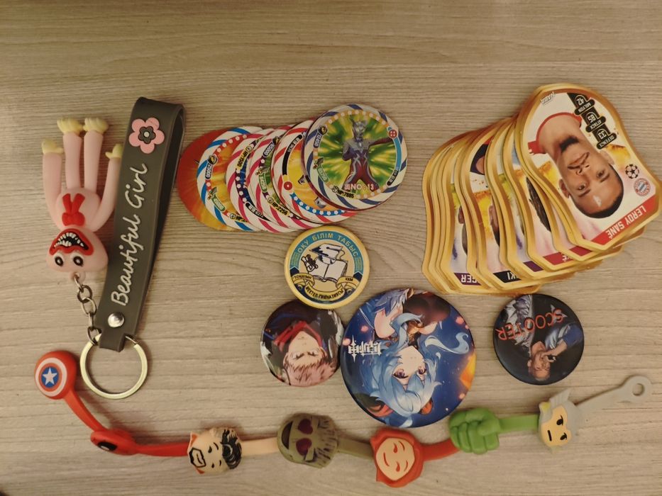 Разные значки фишки , карточки , брилок