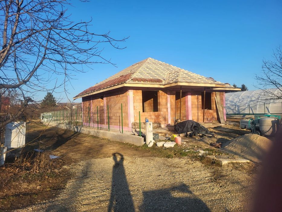 Construim casa la roșu