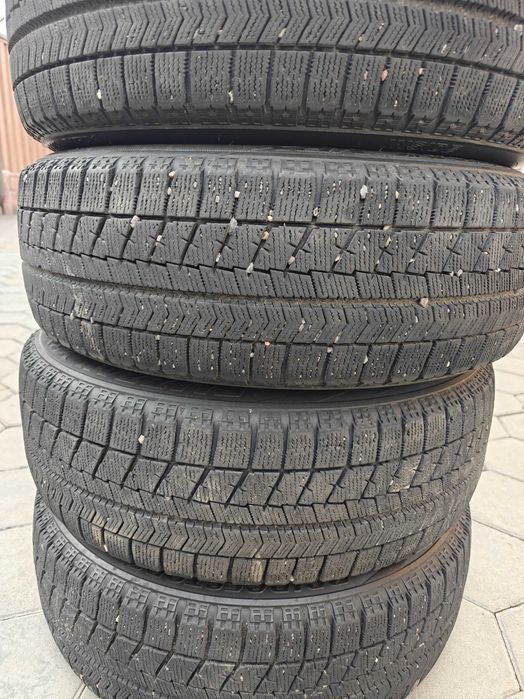 Зимние шины Bridgestone 185/60 R15 с железными дисками
