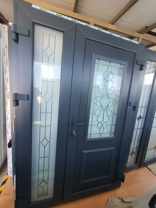 Usa de intrare premium cu  6 camere si trei sticle disponibil pe stoc