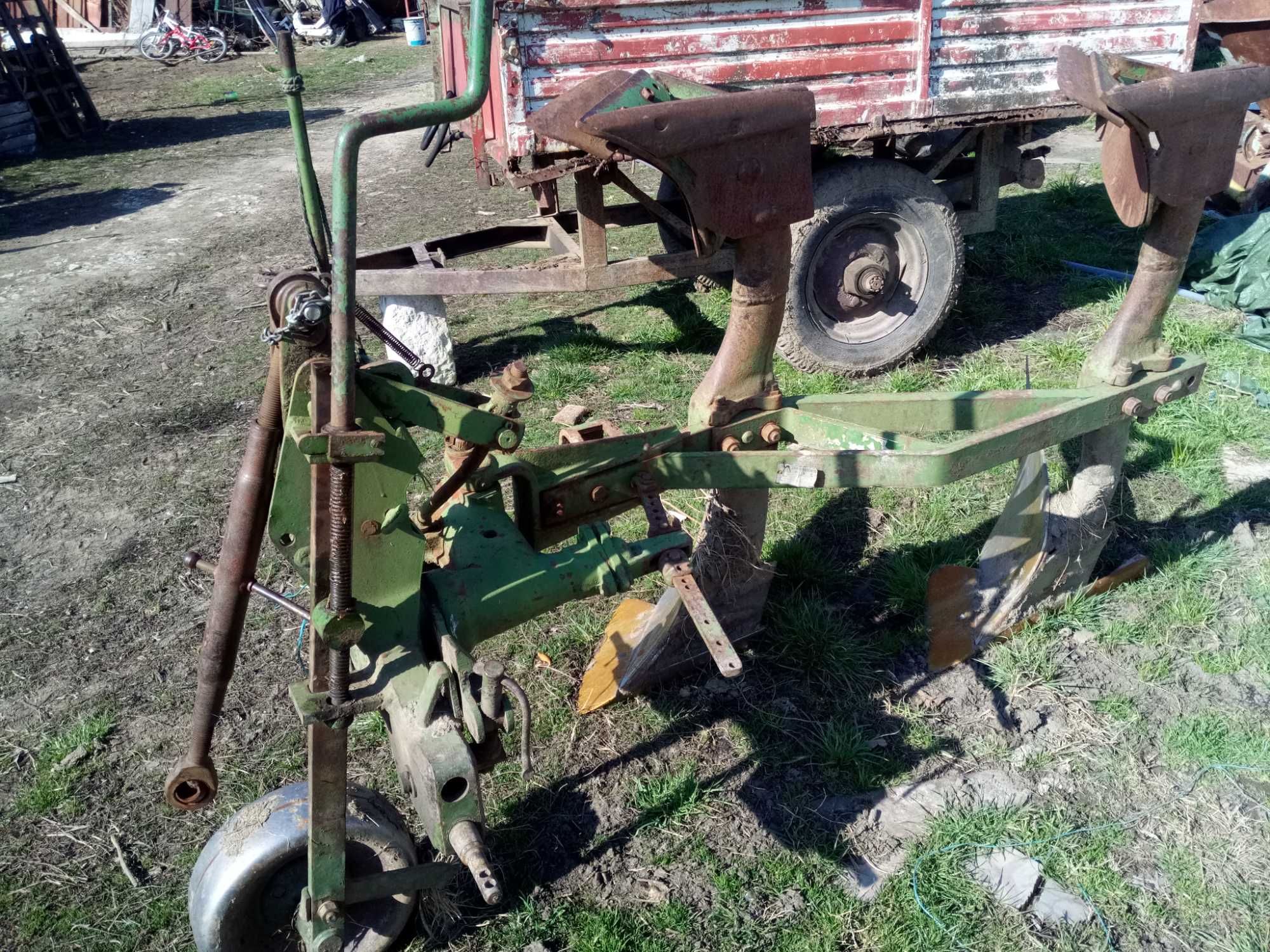 Vând  plug reversibil cu două trupițe și două remorci