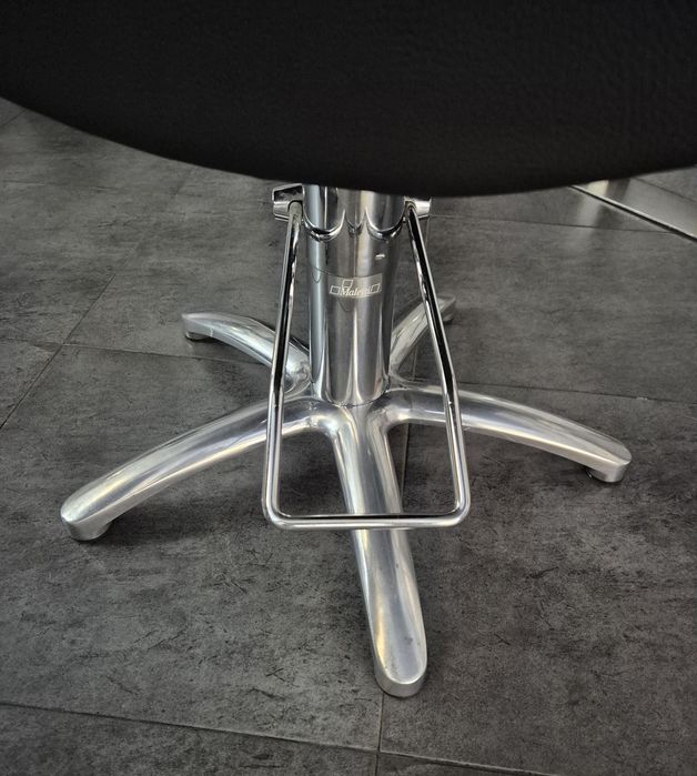 2 професионални фризьорски стола Maletti Lion / Като нови