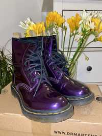 bocanci Dr Martens mov iridescent