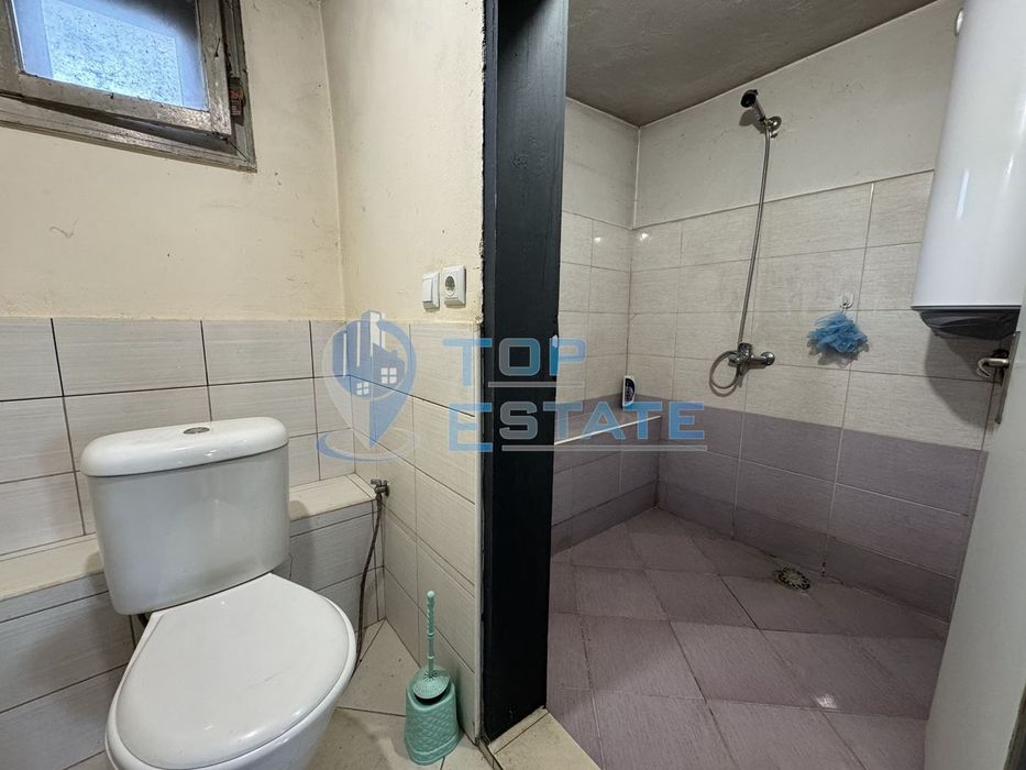 Тухлена къща с голям двор в село Хотница, област Велико Търново