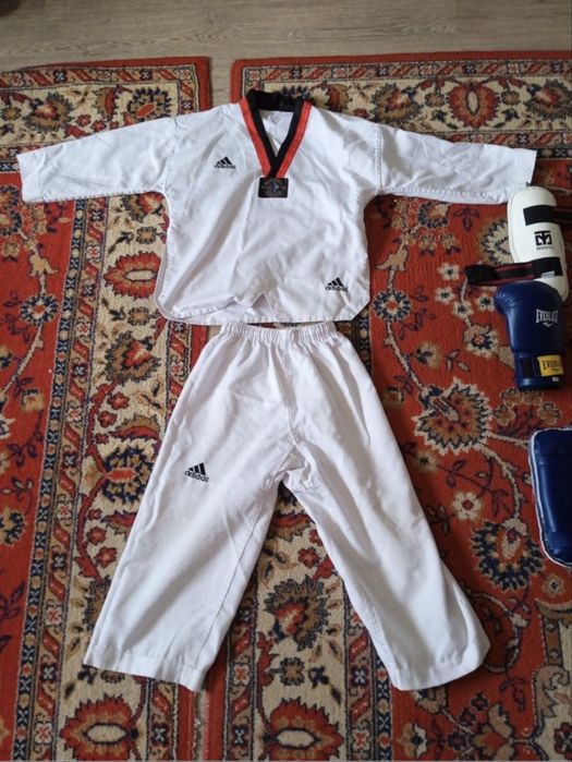 Срочно продам полную экипировку для ребенка Тхэквондо или Таэквондо