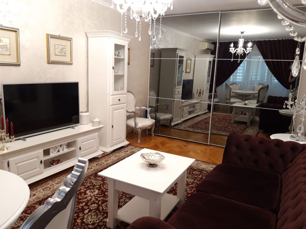 Ultracentral apartament lux, 3 camere, complet mobilat și utilat.
Ultr