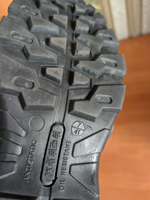 Продам новые зимние рабочие ботинки 41-го размера