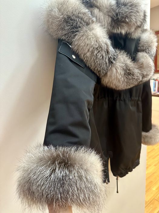 Geaca cu blana de vulpe argintie, accesorizata