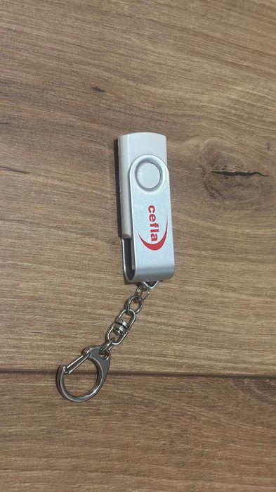 Card de memorie USB 8GB – alb, cu breloc, folosit