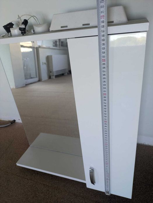 Стенен шкаф за баня с огледало и осветление