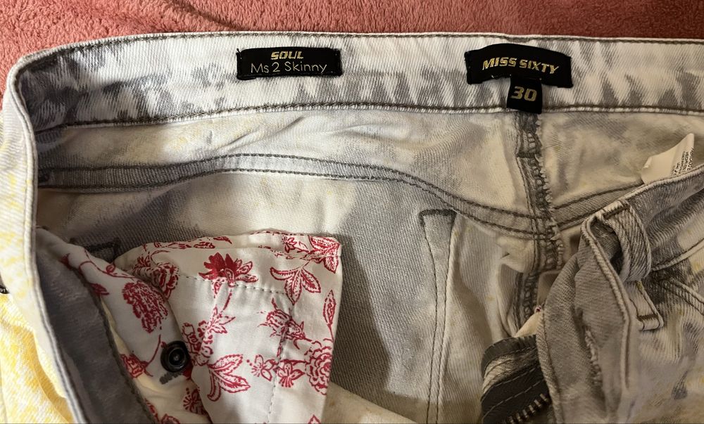 Продавам ефектни дамски дънки Miss Sixty