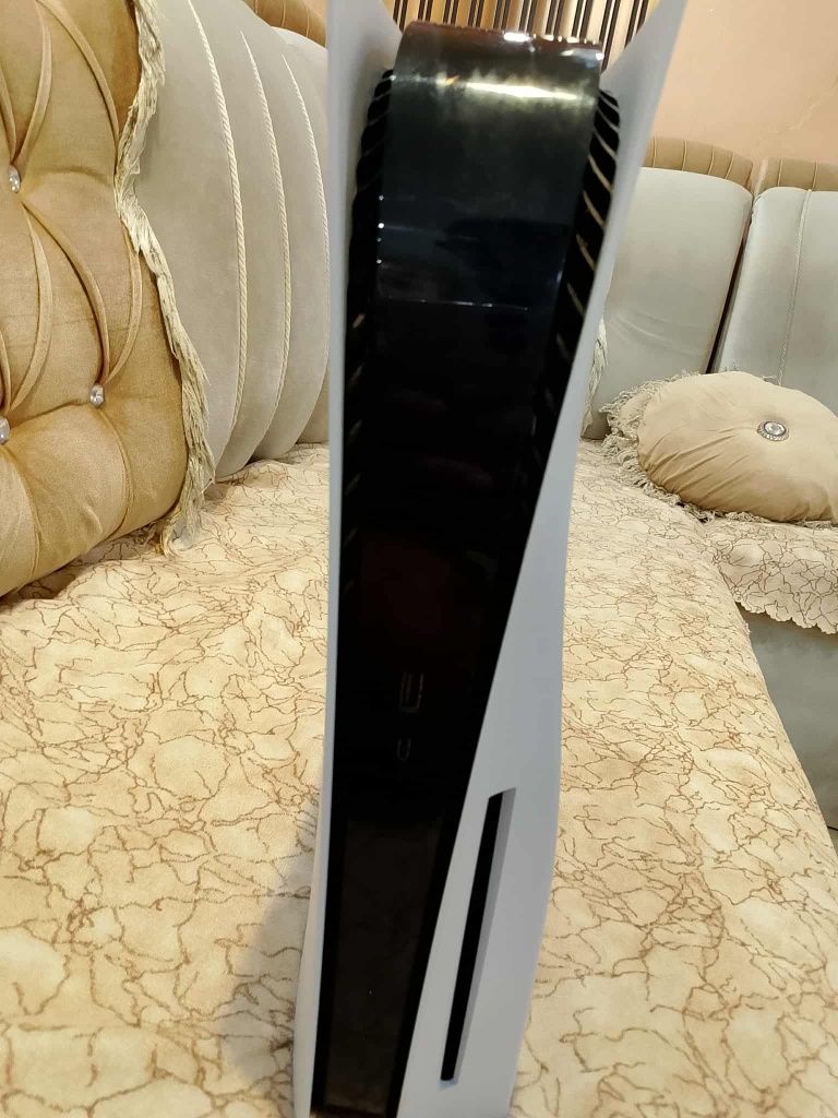 Продавам PS5 с джоестиг като нов
