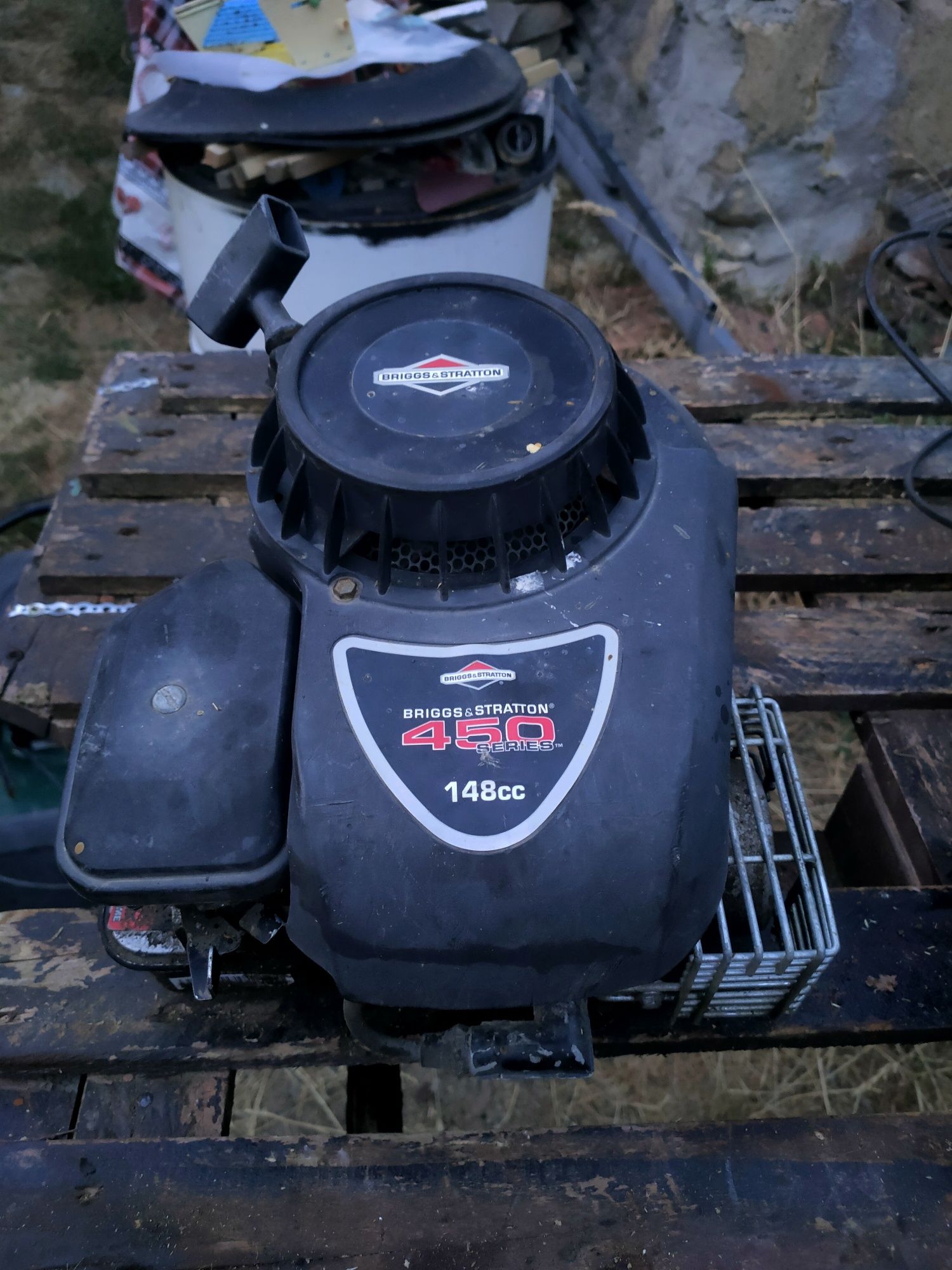 Vind doua motoare de cositoare