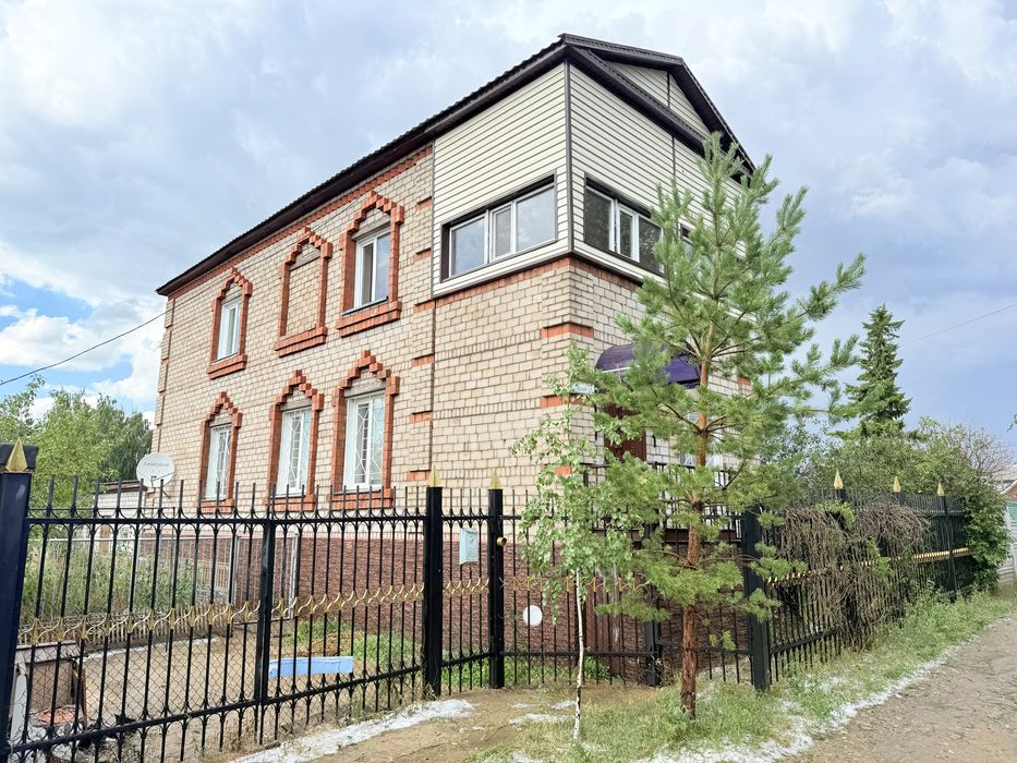 Дом 296 м², 6,7 соток с гаражом