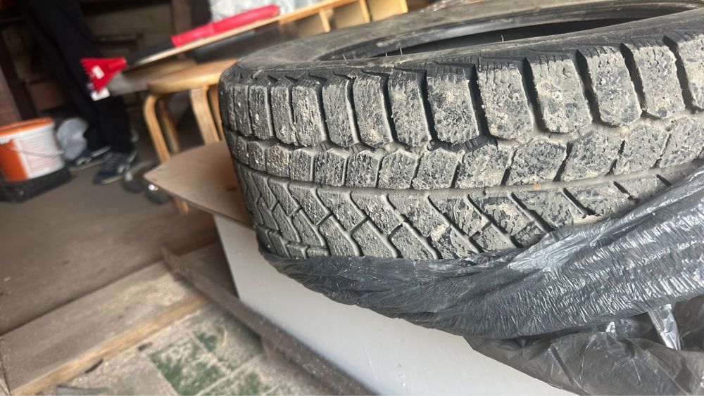 Продам шиповенные резины. Размер  215/60R16 почти но