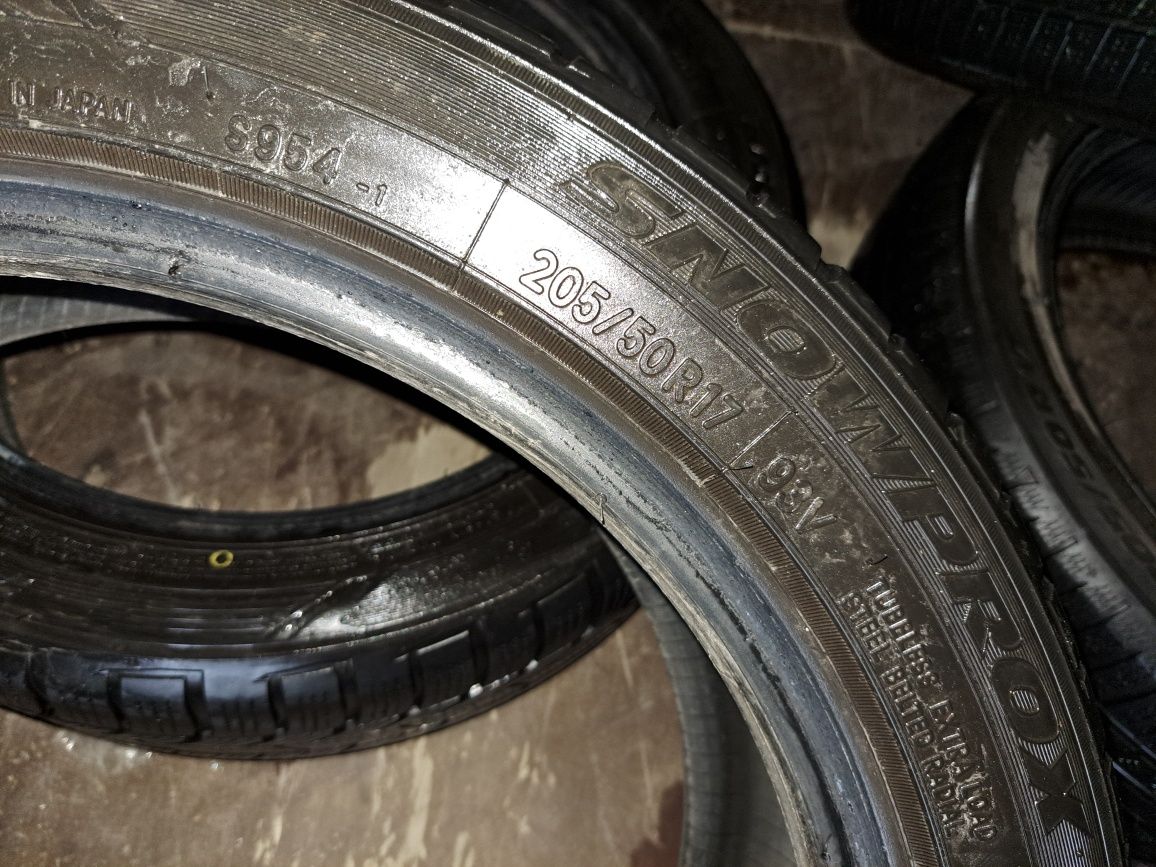 Зимни гуми 17-ски 205/50R17 марка TOYO