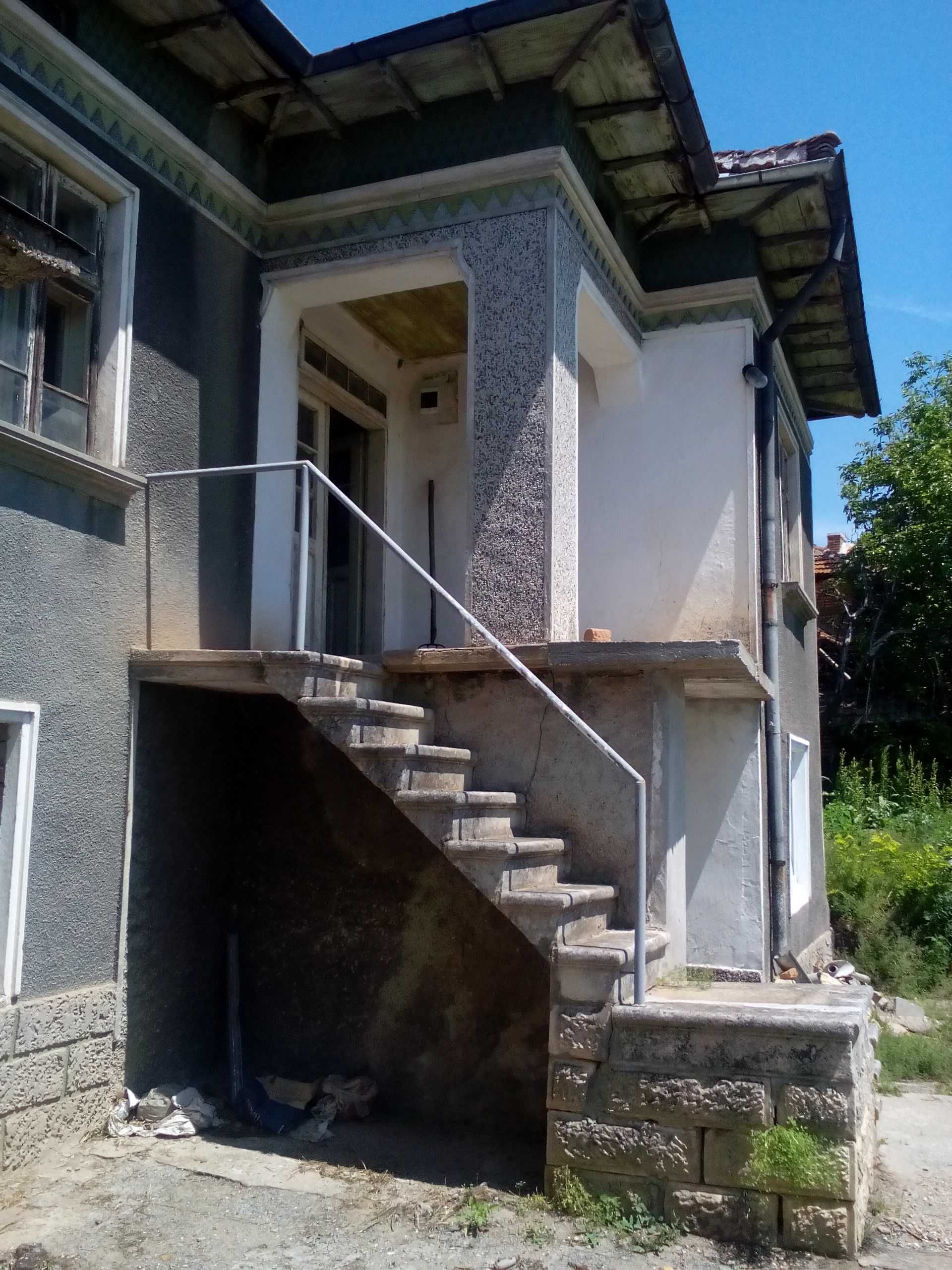 продава земя и къща