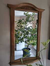 Oglinda cu rama de lemn