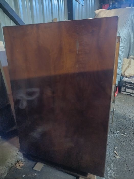 Дървен шкаф с барче и вратички от масивно дърво