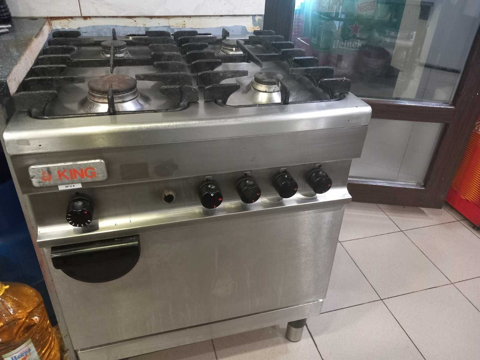 Професионална газова печка с четири котлона и фурна