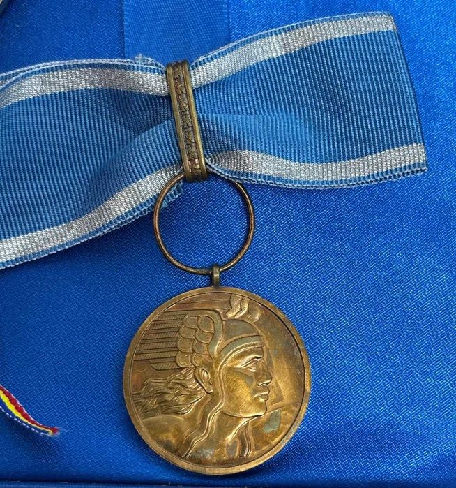 Medalia Virtutea Aeronautică, Clasa a III-a + medalie aviatica bronz