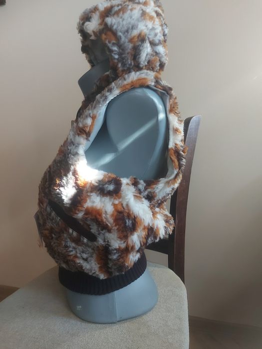 Пухкав елек с джобове и качулка