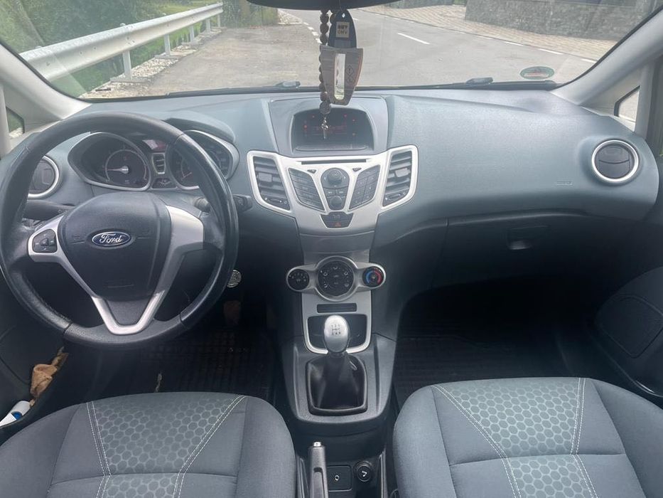 Vând Ford fiesta