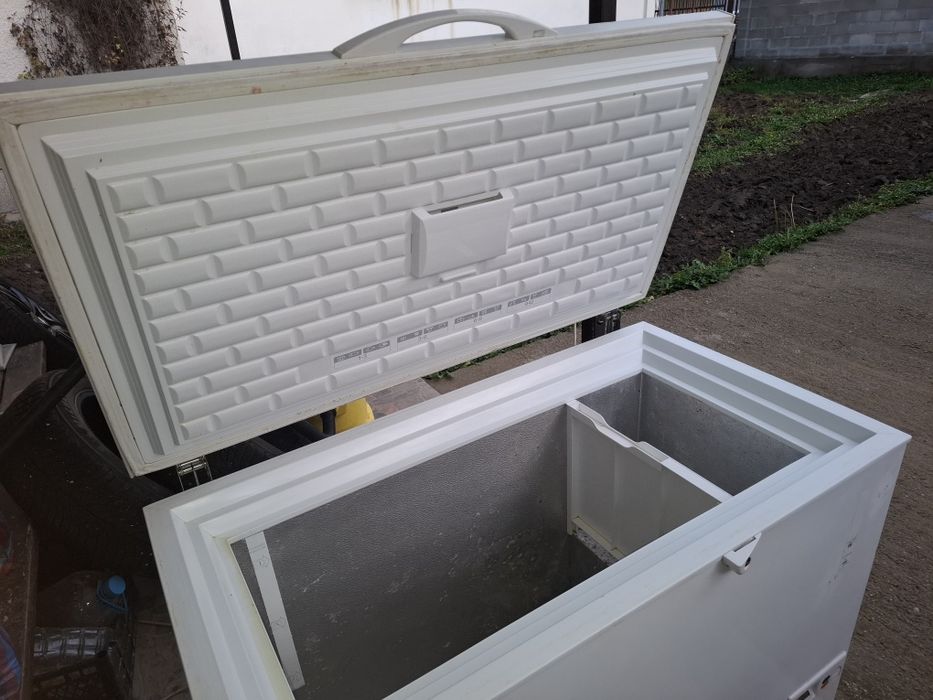 Продавам 2 фризера и радиатор