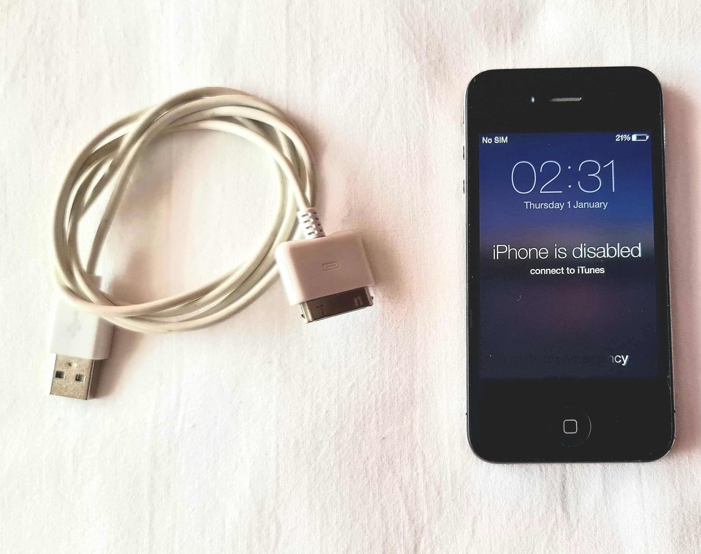 Телефон Apple 4s + Подарък таблет Samsung galaxy Tab 3 (SM-T111)