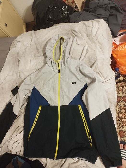Vând pantaloni geci material impermeabil