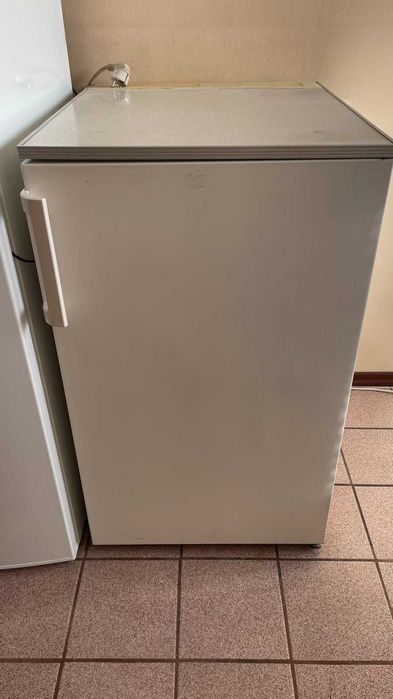 Малък напълно работещ хладилник Мраз