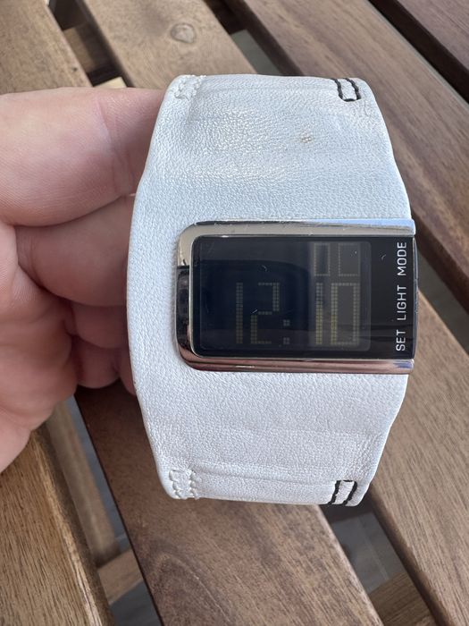 Два бели часовник diesel