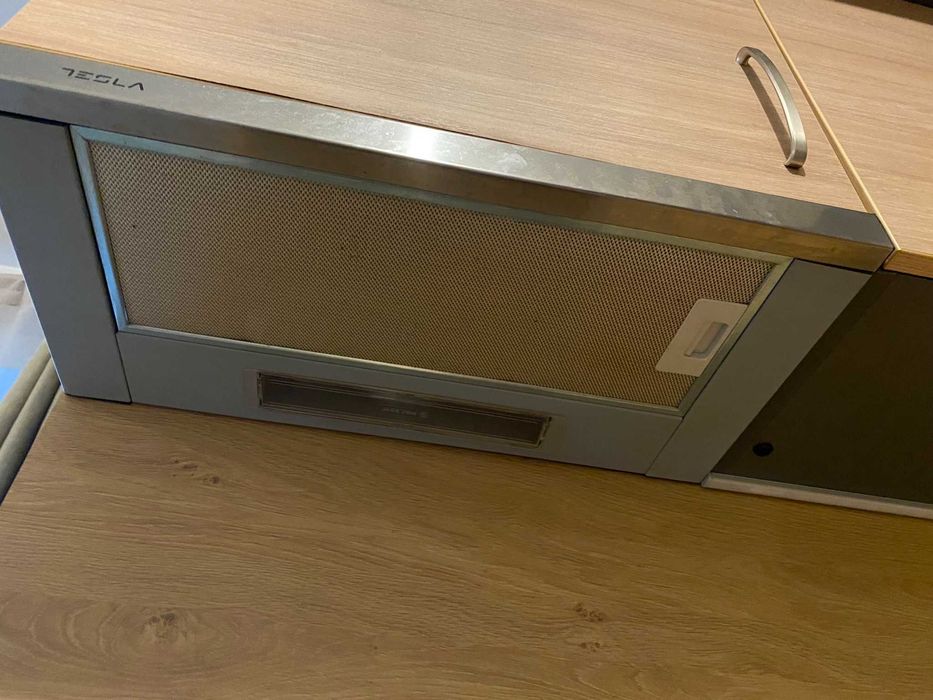 Кухня в цвят графит и натурално дърво