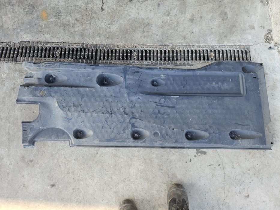 scut lateral dreapta volkswagen tiguan 2014