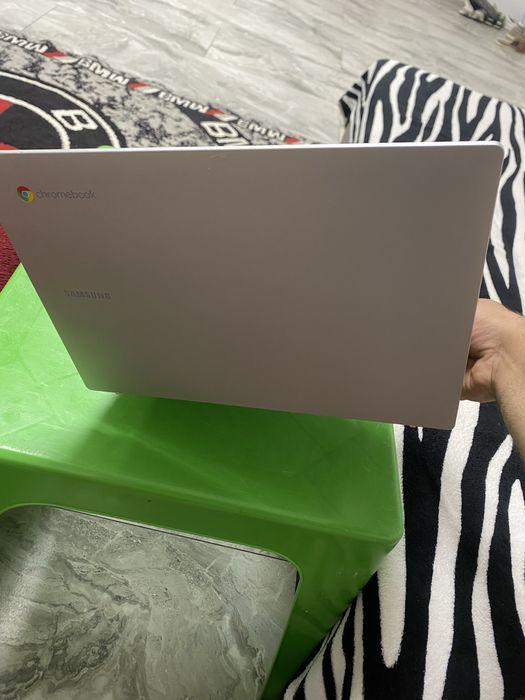 Vand sau schimb  leptop (Samung Iphone)