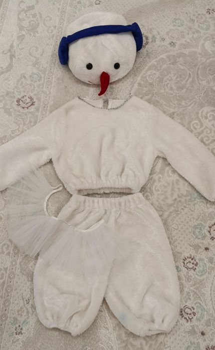 Жаңа жылдық киім сатылады.