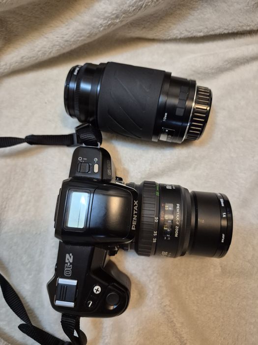 SLR Pentax Z10 cu doua obiective