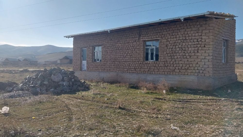 Kuyovboshida 5 sotixdan ikkita uchastka sotiladi, ikki xonali, 260 mln