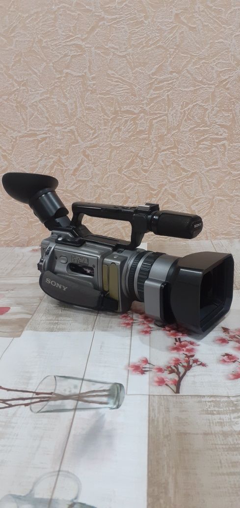 Продаётся Японская цифровая видеокамера SONY 2100