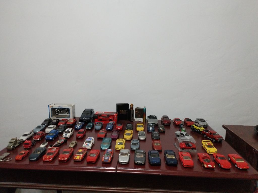 Vînd colecție personală de miniaturi auto, plus un aparat de vapat