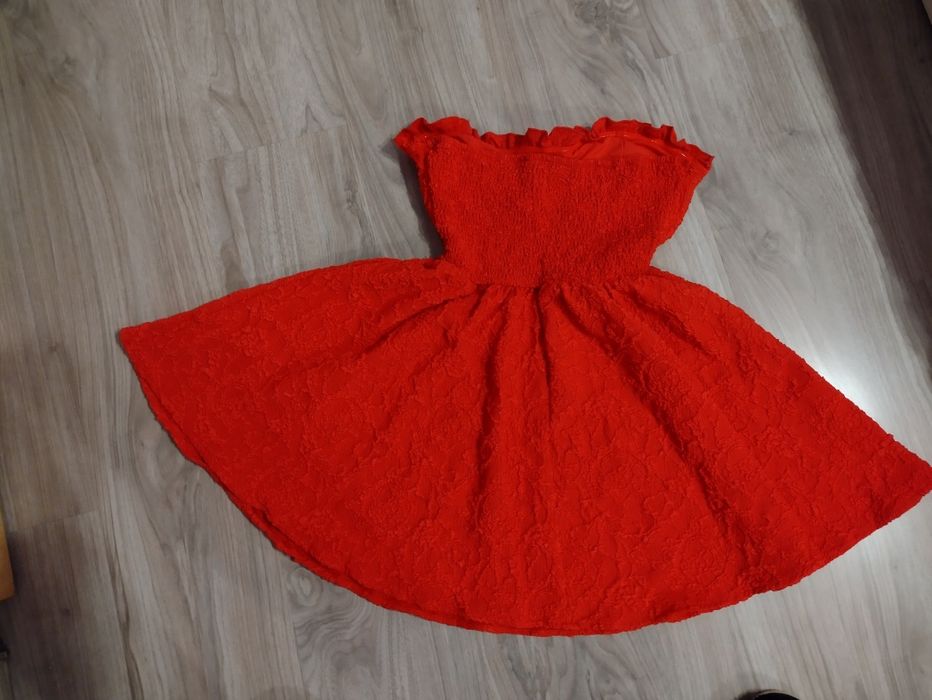 Червена дамска рокля тип жакард