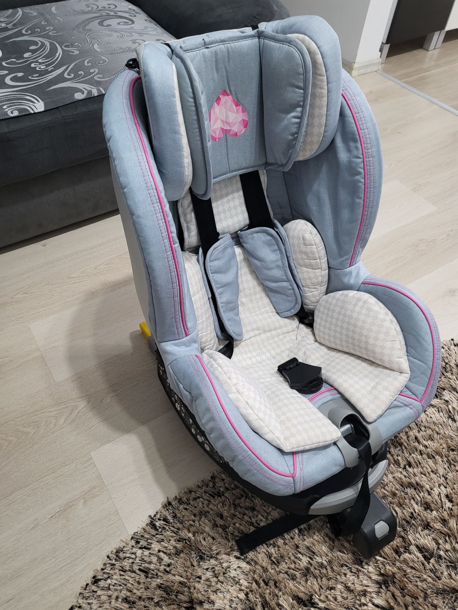 Scaun auto cu isofix