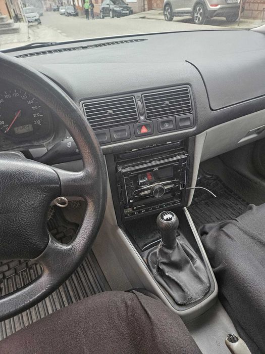 Vând golf 4 motor benzina 1.4 an 2004