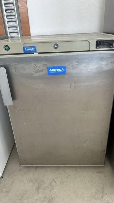 Хладилник-подбаров