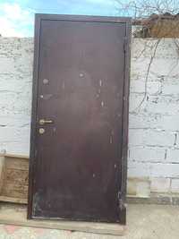 металлический дверь