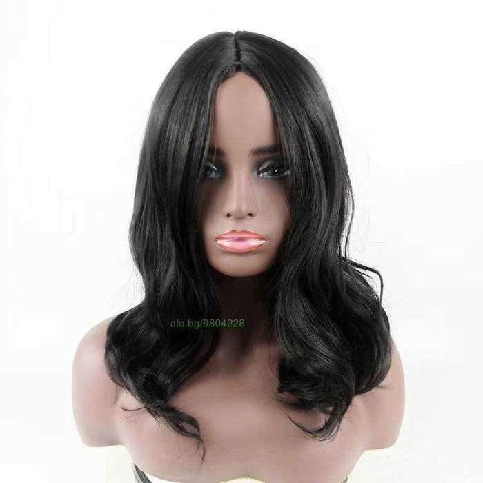 Черна къдрава синтетична перука на път