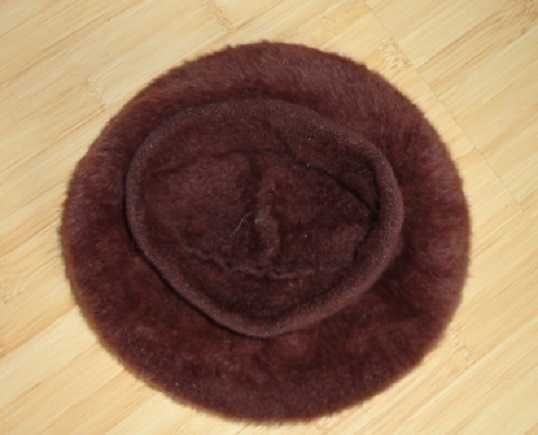 bereta angora  maron decorata cu margele ton pe ton