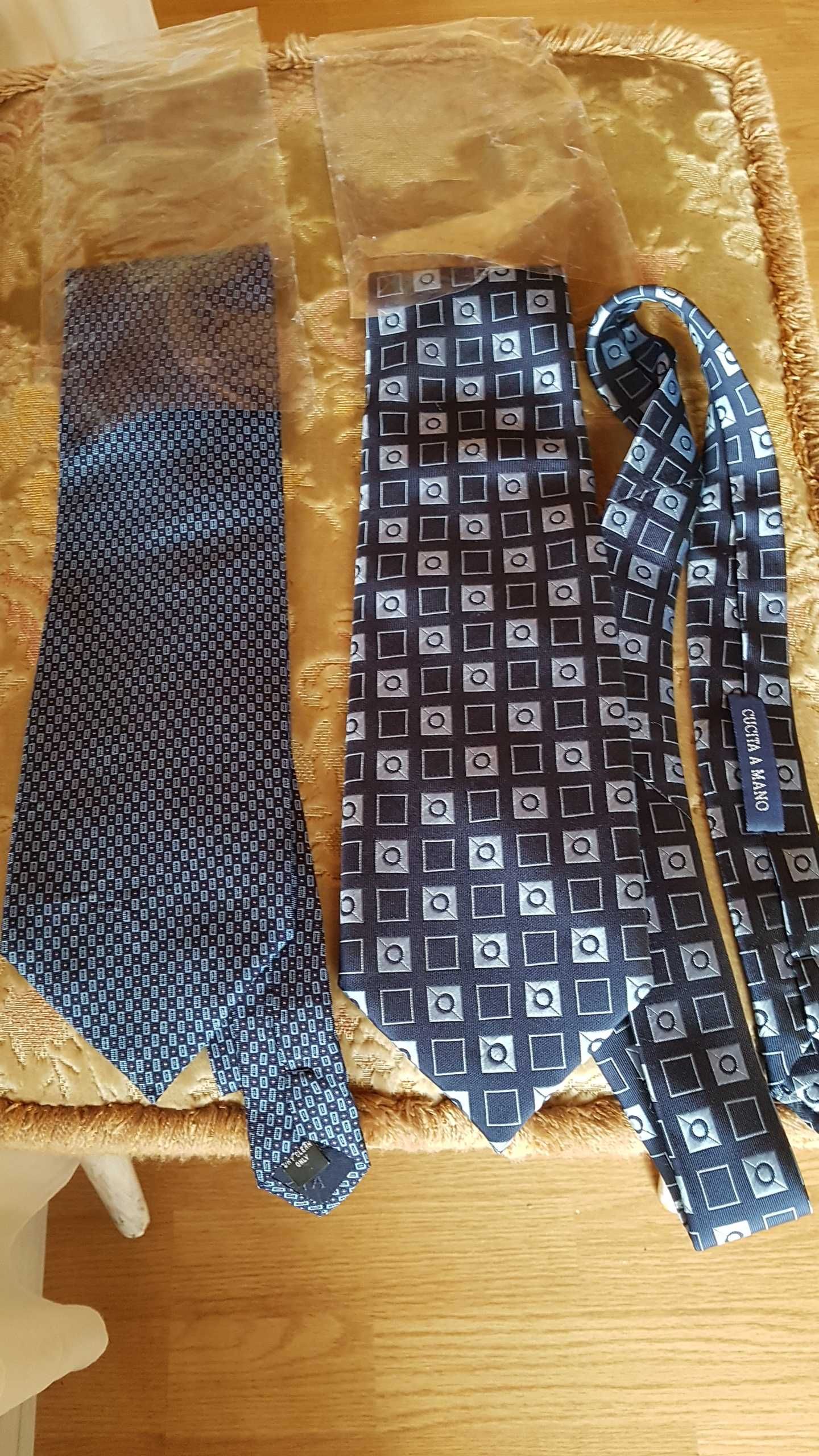 Vand două cravate noi italiene din matase 100 %
